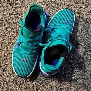 Nike LeBron Witness 6! Size 9 in emerald berry pink New no tag no box